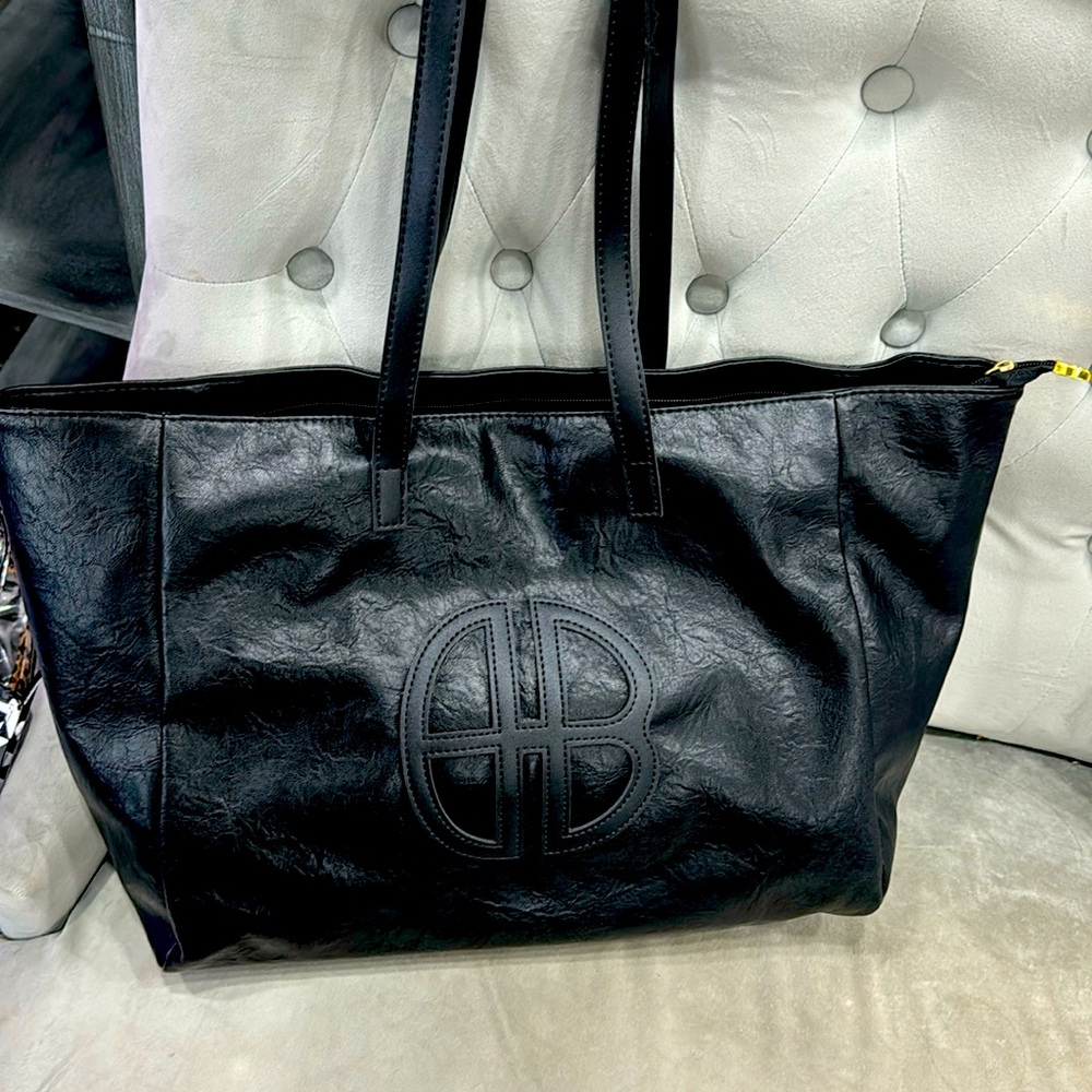 Great lightweight, large capacity with zipper closure tote
